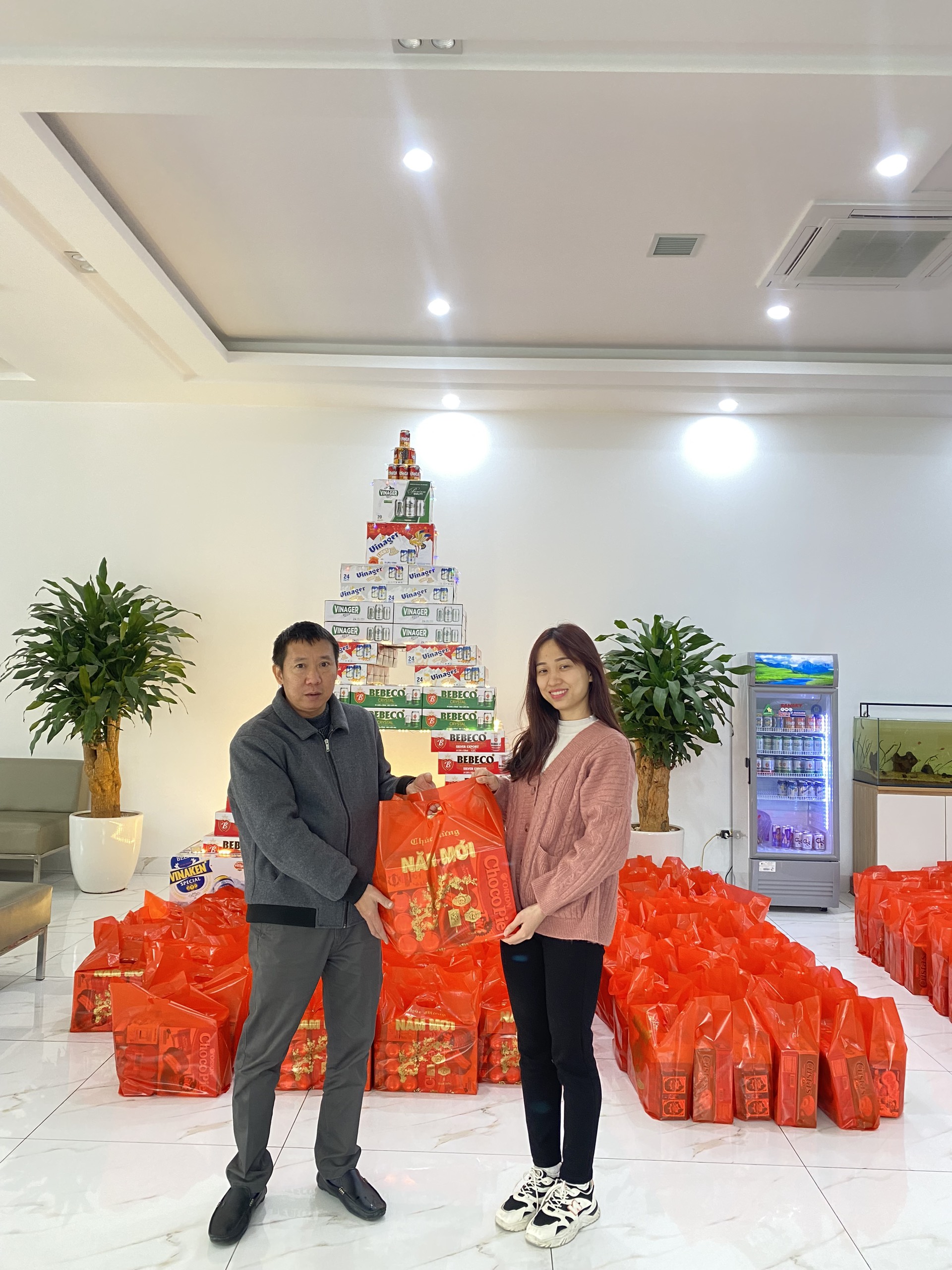 Đại diện công đoàn - Đ/c: Nguyễn Đăng Hùng tặng quà cho nhân viên dịp tết Giáp Thìn
